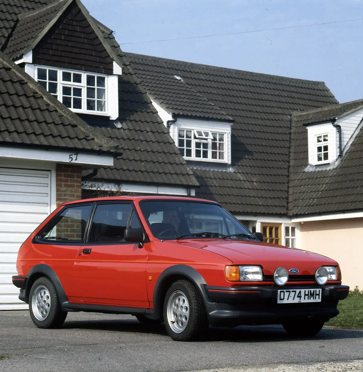 Roter Ford Fiesta XR2 der zweiten Generation (1980er Jahre) als kompakter Sportler.