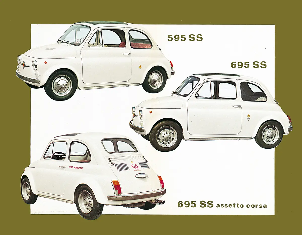 Drei historische, weiße Abarth-Sportversionen des Fiat 500 (Modelle 595 SS, 695 SS und 695 SS assetto corsa) auf einer Infografik.