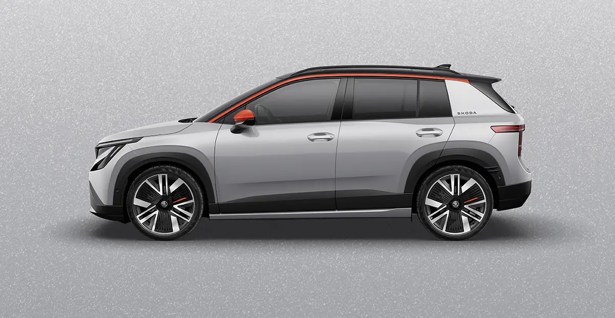 Die cleane, silberfarbene Karosserie-Seitenlinie des Skoda Epiq zur Veranschaulichung des kompakten SUV-Profils vor einem neutralen grauen Hintergrund.