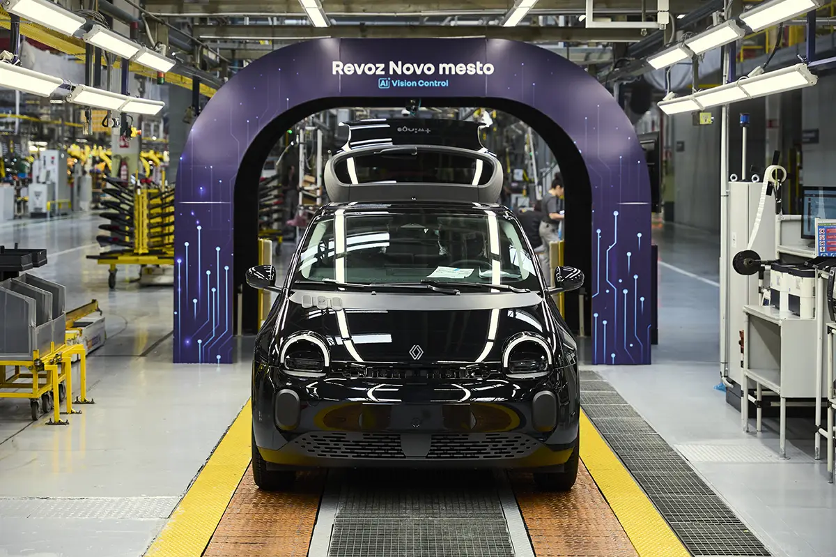Ein neuer, glänzender schwarzer Renault Twingo E-Tech Electric auf dem Prüfstand am Ende der Fertigungslinie im slowenischen Produktionswerk Revoz Novo mesto.
