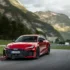 Ein roter Audi RS 5 Avant auf einer Rennstrecke vor einer malerischen Bergkulisse in Saalfelden.