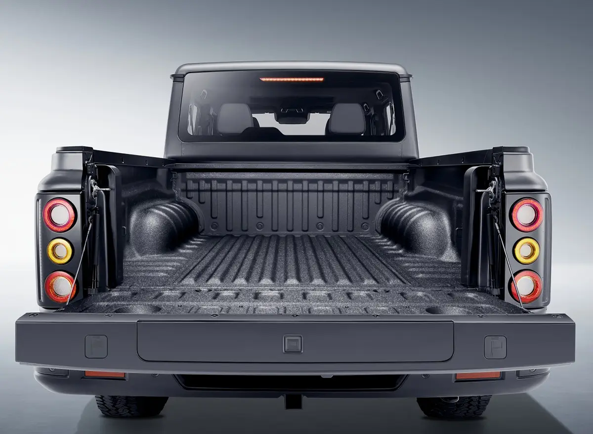 Blick auf die 1,5 mal 1,5 Meter große Ladefläche des BAW 212 Pick-up bei geöffneter Heckklappe.
