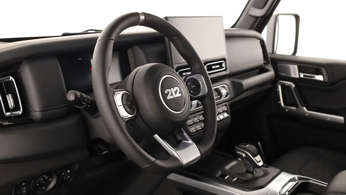 Das moderne Interieur des BAW 212 Pick-up mit großem Touchscreen, Multifunktionslenkrad und hochwertigen Kunstlederbezügen.