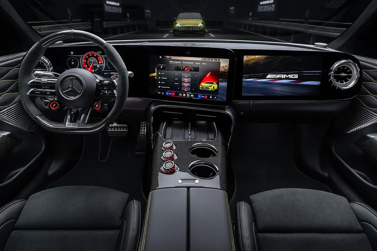 Frontale Gesamtansicht des modernen Cockpits und Armaturenbretts des vollelektrischen AMG GT mit weitläufiger, digitaler Display-Oberfläche.