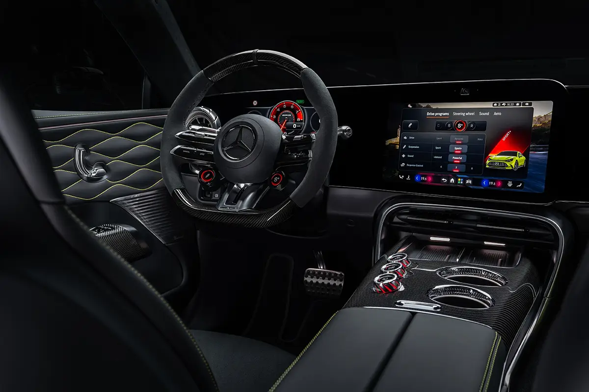Das edle Interieur des Mercedes-AMG GT aus Fahrersicht mit dem sportlichen Lederlenkrad, fahrerorientierten Bildschirmen und der breiten Mittelkonsole.