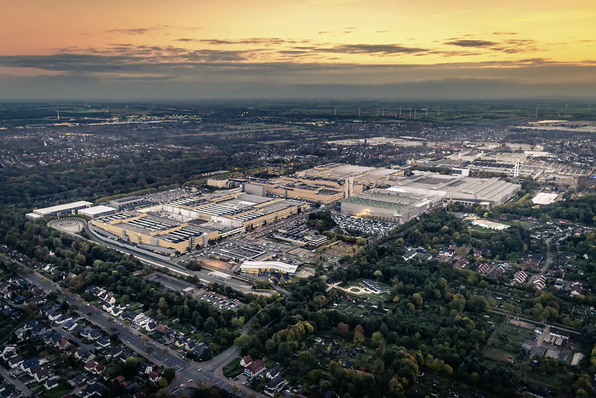 Panorama-Luftaufnahme des weitläufigen Mercedes-Benz Werksgeländes in Bremen-Sebaldsbrück.