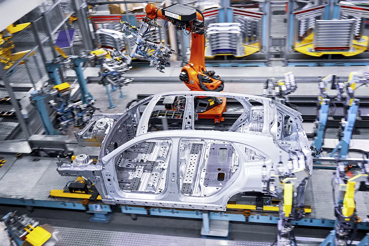 Industrieller Roboterarm bei der automatisierten Fertigung der Mercedes GLC Karosserie im Werk Bremen.