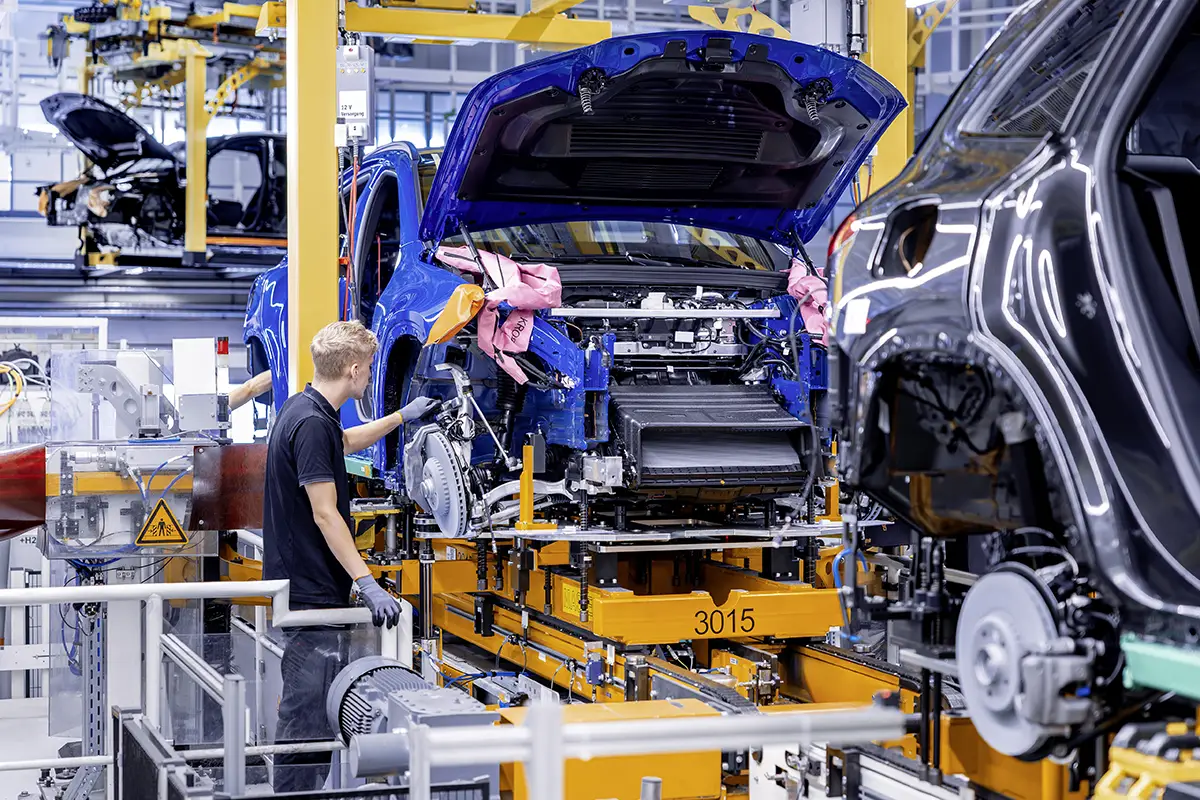Fachkraft bei der präzisen Montage technischer Komponenten des neuen Mercedes GLC am Standort Bremen.