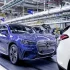 Blauer Mercedes-Benz GLC SUV auf dem hochmodernen Montageband im Werk Bremen während der Endmontage.