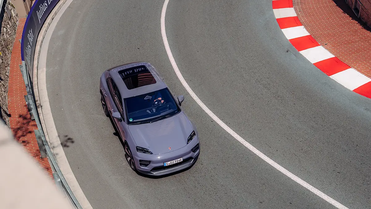 Die neue Generation des Porsche Macan während der Fahrt, für die aufgrund der Marktlage erneut ein Modell mit Verbrennungsmotor entwickelt wird.