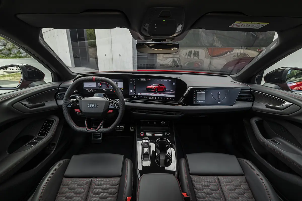 Blick in das fahrerfokussierte Cockpit des Audi RS 5 mit dem großen digitalen Instrumenten-Verbund und sportlichen RS-Elementen.