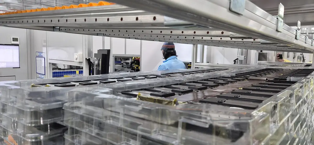 Blick in die hochmoderne Fertigungshalle von LeapEnergy bei der automatisierten Montage von Akku-Packs.