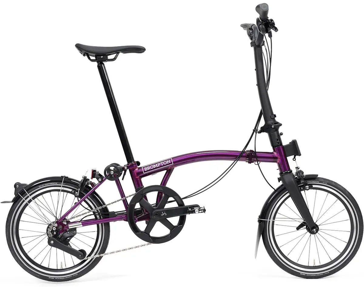 Das neue Brompton P-Line 2026 in der Farbe Midnight Violet mit sichtbarer Carbon-Gabel und Titan-Heckrahmen.
