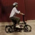 Pendler nutzt das agile Brompton P-Line Faltrad in einer städtischen Umgebung.