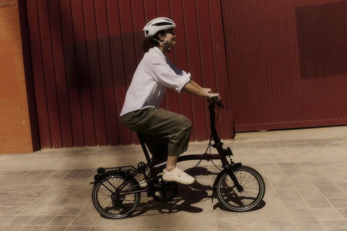 Pendler nutzt das agile Brompton P-Line Faltrad in einer städtischen Umgebung.