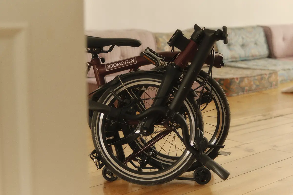 Kompakt gefaltetes Brompton P-Line Faltrad zeigt den platzsparenden Mechanismus für den Transport in der Bahn oder im Büro.