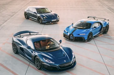 Ein Porsche Taycan, ein Bugatti und ein Rimac Nevera nebeneinander auf einer Asphaltfläche als Symbol der bisherigen Zusammenarbeit.