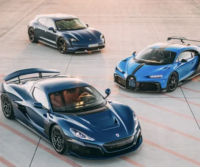 Ein Porsche Taycan, ein Bugatti und ein Rimac Nevera nebeneinander auf einer Asphaltfläche als Symbol der bisherigen Zusammenarbeit.