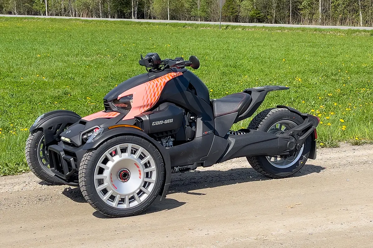 Cleane Studioaufnahme oder Profilansicht des puristischen Can-Am Ryker Rally Modells von der Seite auf neutralem Untergrund.