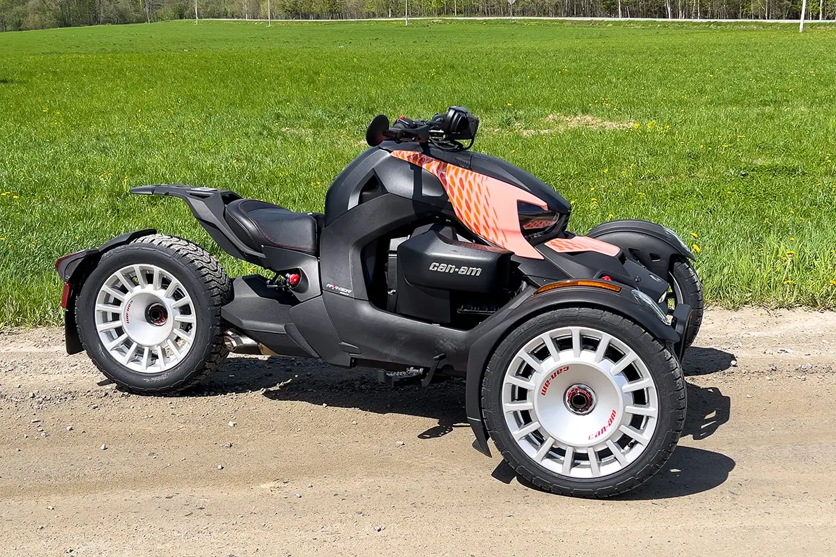 Schrägansicht des robusten, mattschwarzen Heckbereichs des Can-Am Ryker Rally mit der freiliegenden Einarm-Kardanschwinge und dem breiten Hinterreifen.