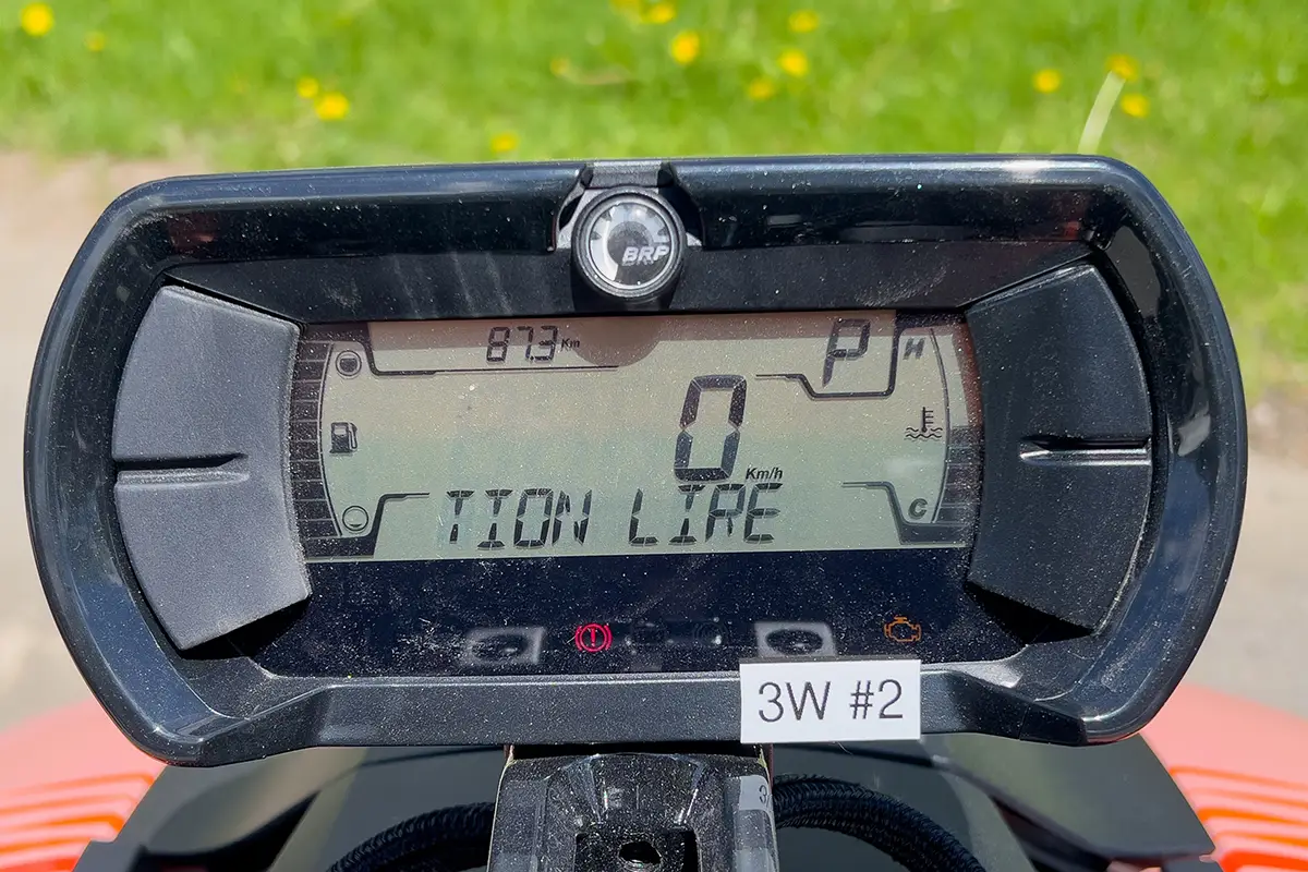 Nahaufnahme des minimalistischen LC-Displays des Can-Am Ryker Rally, das übersichtlich die Geschwindigkeit, Reichweite und den aktivierten Fahrmodus digital anzeigt.