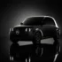 Ein im Dunkeln gehaltenes Teaser-Bild der Silhouette des kommenden elektrischen Citroën 2CV, das die kompakte Form des Kleinstwagens sowie markant leuchtende Frontscheinwerfer und das illuminierte Markenlogo zeigt.