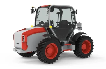 Studioaufnahme des neuen, kompakten Elektro-Traktors der Diess E-Agrartechnik AG mit einer rundum verglasten Fahrerkabine, silberner Karosserie mit roten Akzenten und grobstolligen Allradreifen.