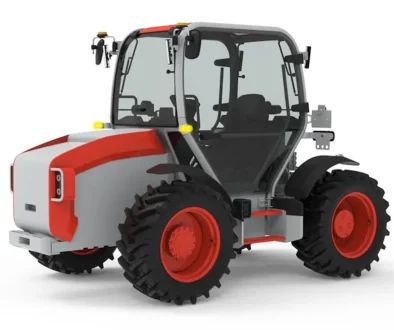 Studioaufnahme des neuen, kompakten Elektro-Traktors der Diess E-Agrartechnik AG mit einer rundum verglasten Fahrerkabine, silberner Karosserie mit roten Akzenten und grobstolligen Allradreifen.