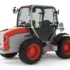 Studioaufnahme des neuen, kompakten Elektro-Traktors der Diess E-Agrartechnik AG mit einer rundum verglasten Fahrerkabine, silberner Karosserie mit roten Akzenten und grobstolligen Allradreifen.