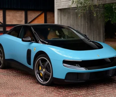 Der neue, vollelektrische Ferrari Luce in Hellblau, dessen unkonventionelles Design aus der Feder von Jony Ive aktuell für extreme Kontroversen in den sozialen Netzwerken sorgt.