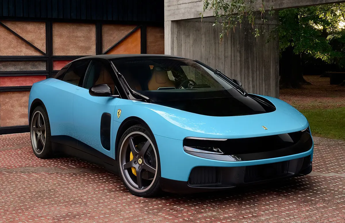 Der neue, vollelektrische Ferrari Luce in Hellblau, dessen unkonventionelles Design aus der Feder von Jony Ive aktuell für extreme Kontroversen in den sozialen Netzwerken sorgt.