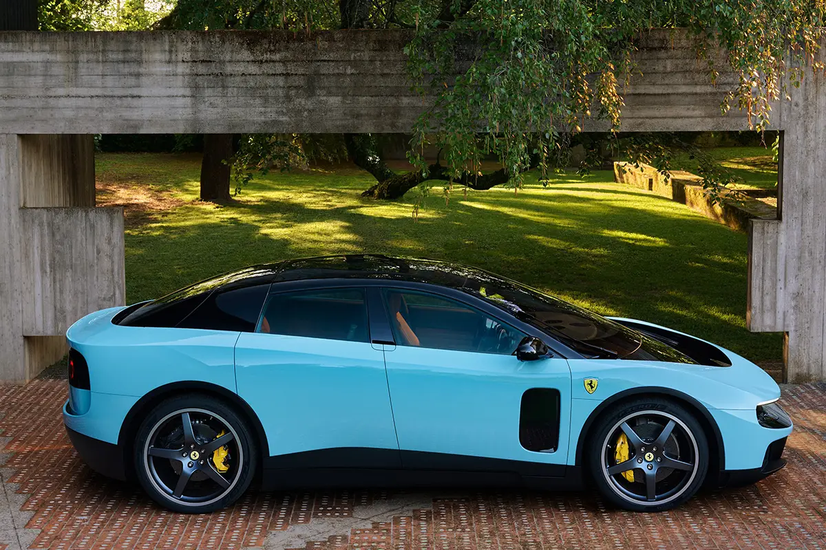 Vollständige Seitenansicht des hellblauen Ferrari Luce zur Veranschaulichung der bündigen Türflächen ohne sichtbare klassische Türgriffe.