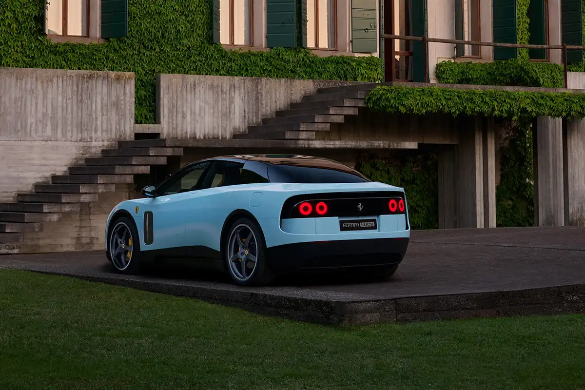 Heckperspektive des hellblauen Ferrari Luce, die den fließenden Übergang ohne sichtbare Endrohre und das aerodynamische Heck zeigt.