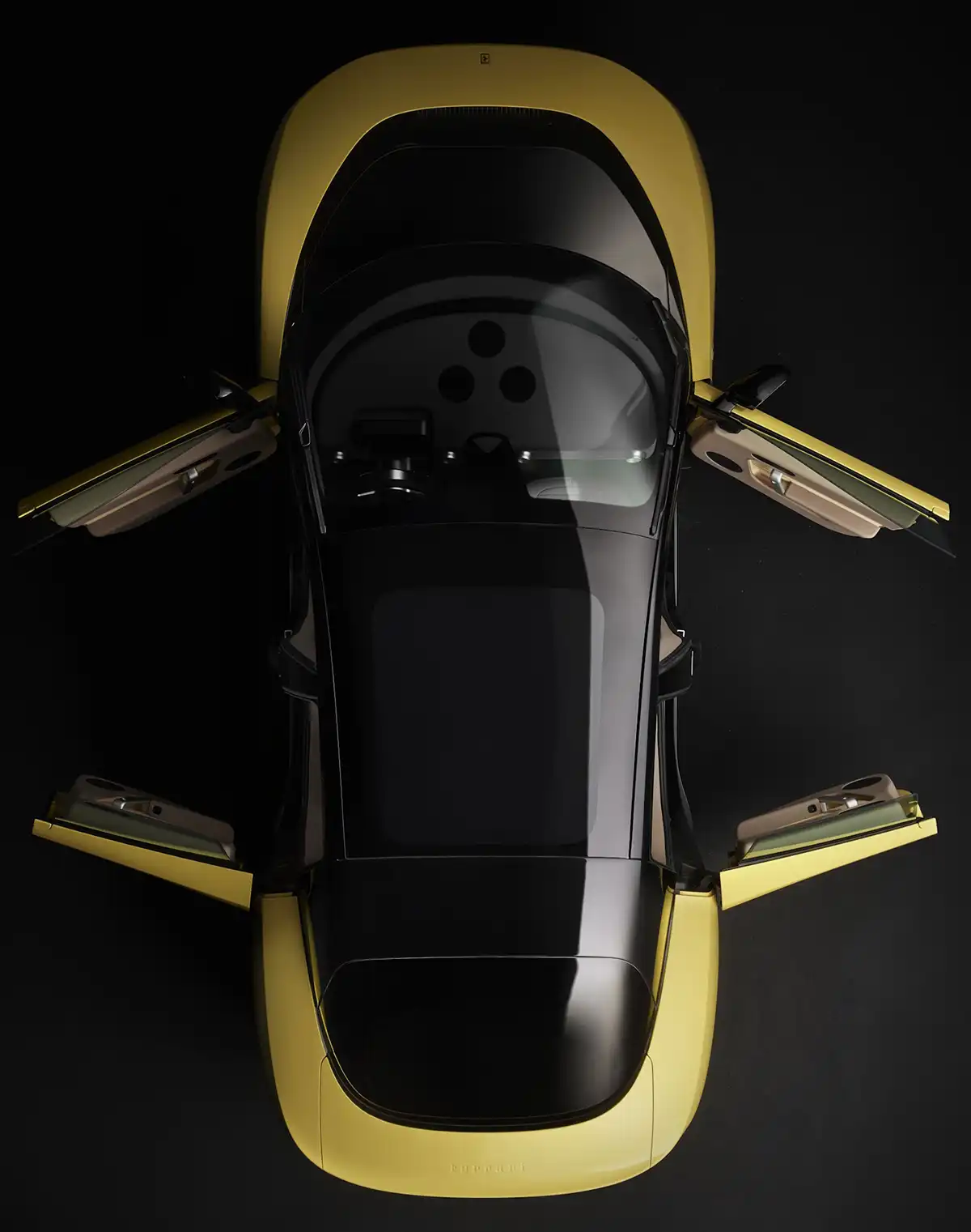 Luftaufnahme direkt von oben auf den gelben Ferrari Luce mit vollständig geöffneten, gegenläufig angeschlagenen Einstiegstüren ohne sichtbare Griffe.