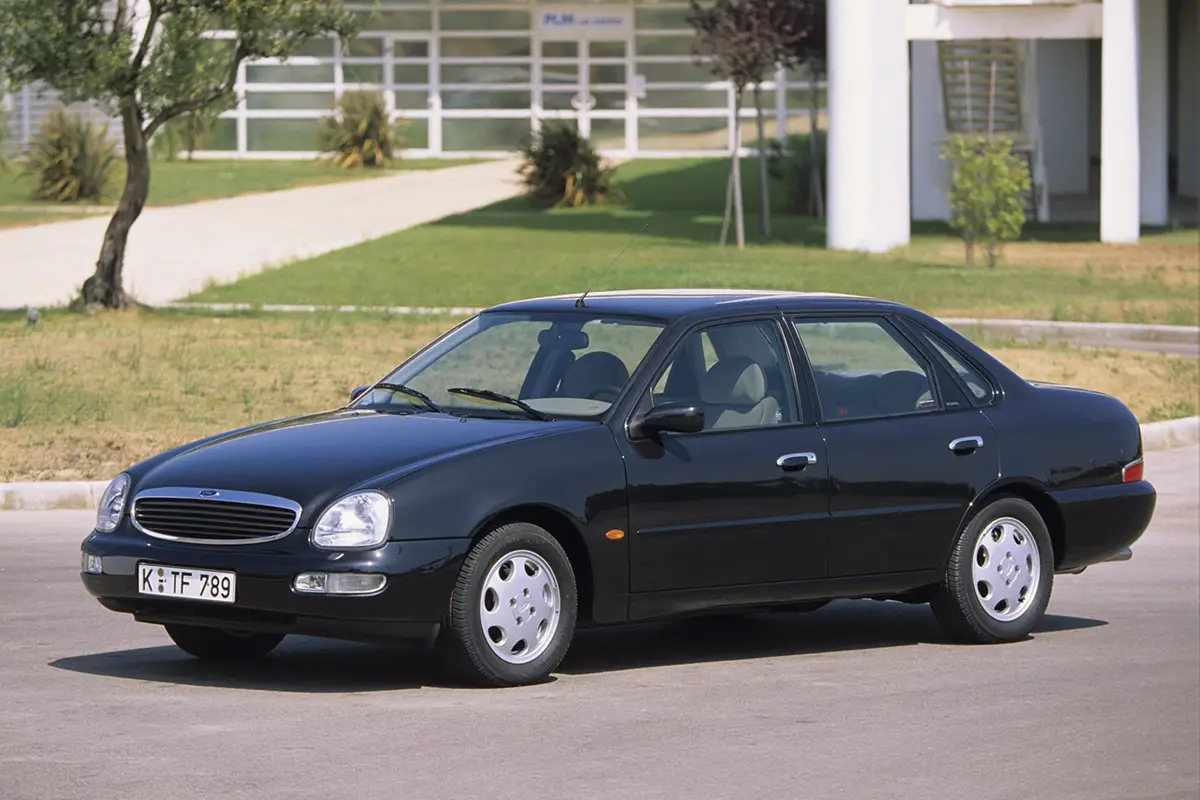 Eine schwarze Ford Scorpio Limousine des umstrittenen Modelljahrs 1994 mit glubschigen Scheinwerfern, die das Markenimage in der oberen Mittelklasse stark beschädigten.