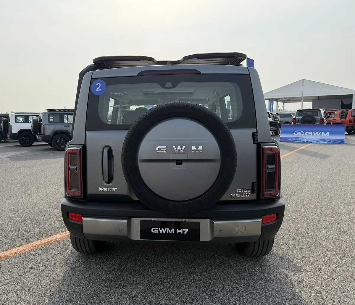 Die robuste Rückansicht des GWM Haval H7 mit am Heck montiertem Ersatzrad und markantem GWM-Schriftzug.