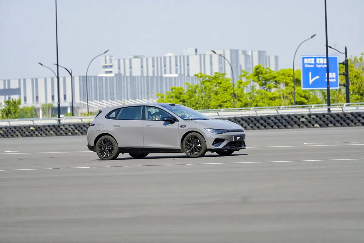 Die sportliche Seitenansicht des neuen Kompaktwagens Leapmotor B05 bei Testfahrten auf einer Freifläche.