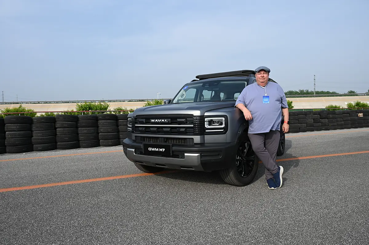 Autor Daniel Killy im Gespräch während der ersten Testfahrten mit dem GWM Haval H7 in China.