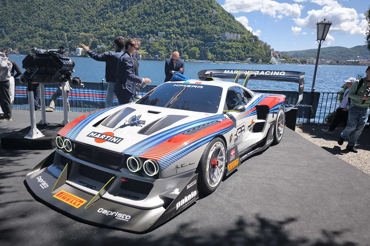 Kimera K-39 in der radikalen Pikes-Peak-Motorsportausführung mit Martini-Lackierung und großem Frontsplitter, präsentiert vor dem Comer See.