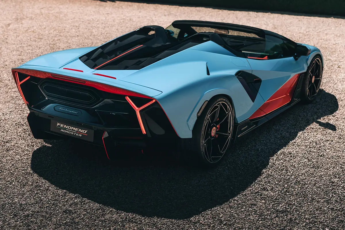 Heckansicht des Lamborghini Fenomeno Roadster mit Y-förmiger Lichtsignatur und V12-Motorenabdeckung.