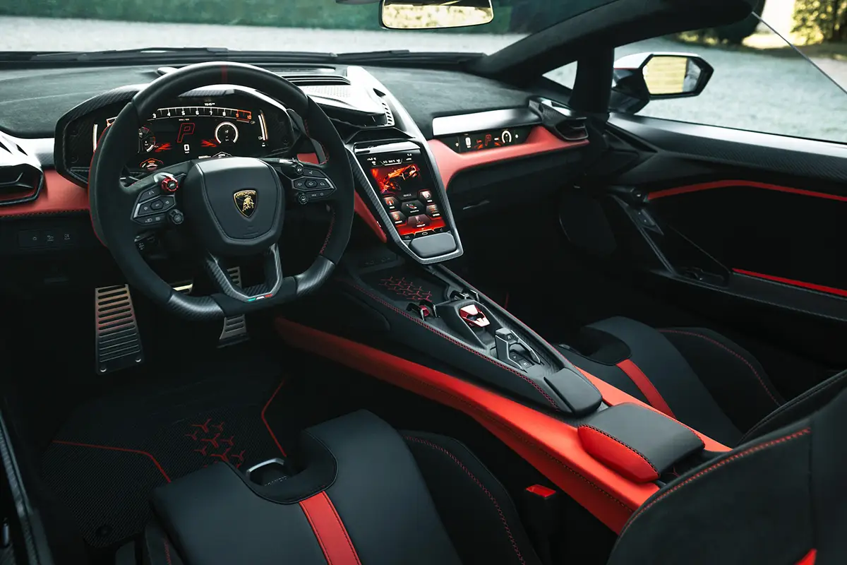 Innenraum des Lamborghini Fenomeno Roadster mit Carbon-Elementen, Alcantara-Lenkrad und modernen Digital-Displays.