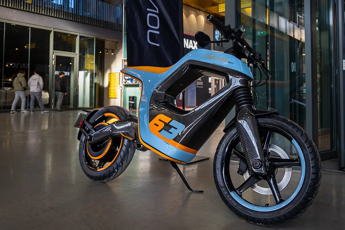 Nahaufnahme des Novus One Carbon-Rahmens und des markanten Radnabenmotors im Hinterrad.