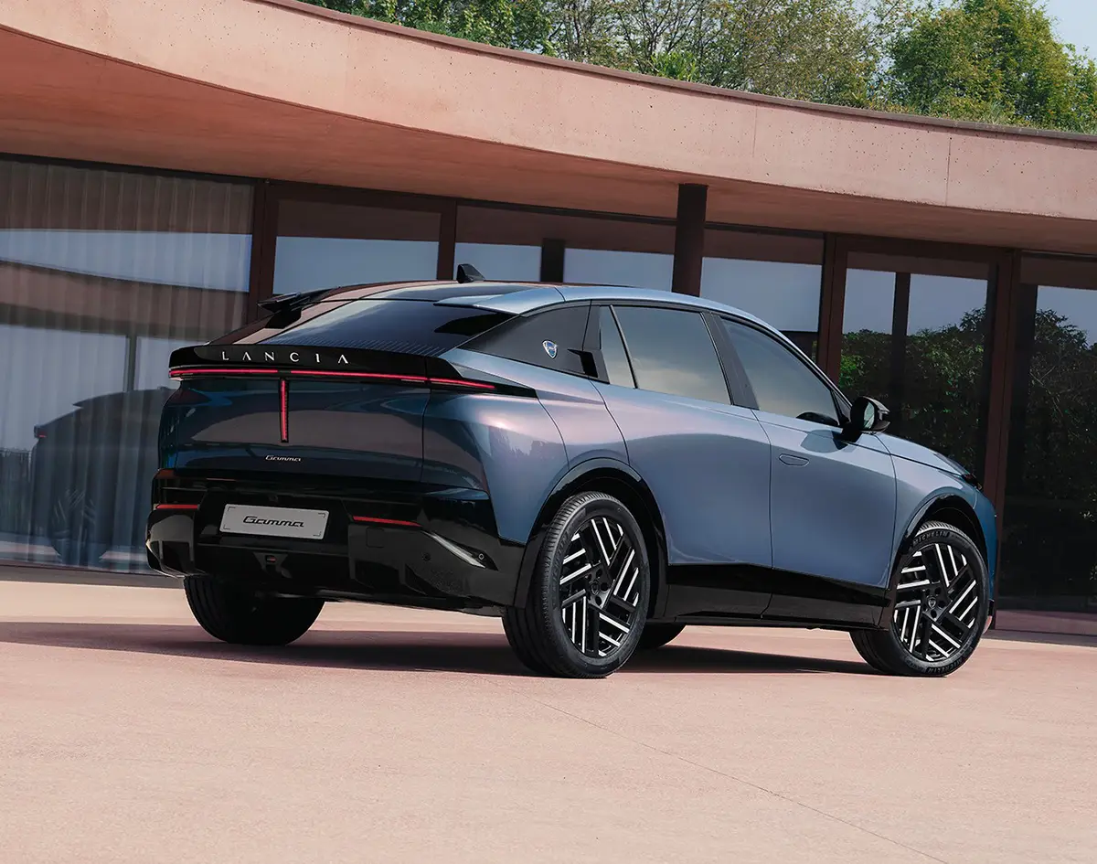 Die Heckperspektive des Lancia Gamma zur Verdeutlichung der coupéhaft abfallenden Dachlinie und des ausdrucksstarken, durchgehenden LED-Leuchtenbands im markentypischen Design.