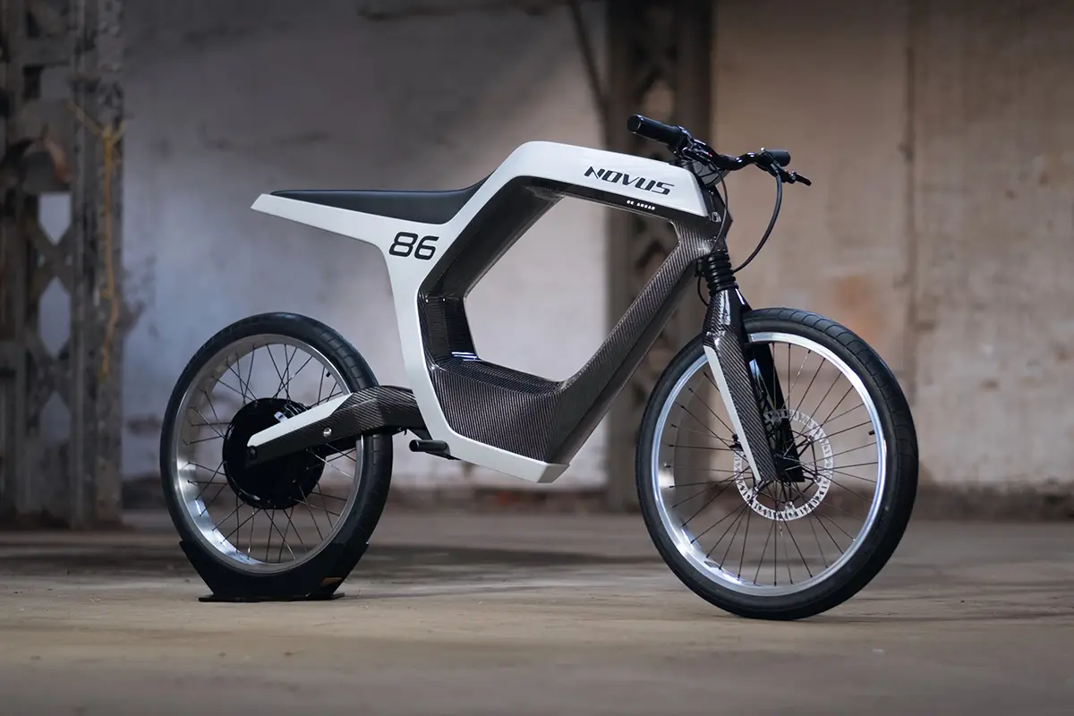 Der erste Novus One Prototyp in Weiß-Schwarz, wie er 2019 auf der CES Las Vegas präsentiert wurde.