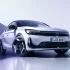 Frontansicht des neuen Opel Corsa GSE in weißer Sonderlackierung mit schwarzem Dach, schwarzem Spoiler und modifizierter Frontschürze.