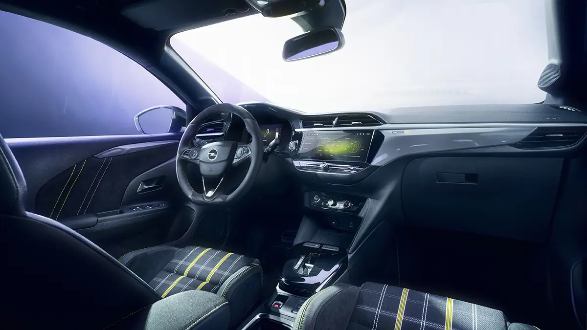Innenraum des Opel Corsa GSE mit Sportlenkrad, Sportsitzen mit Alcantara-Applikationen und gelben Ziernähten.