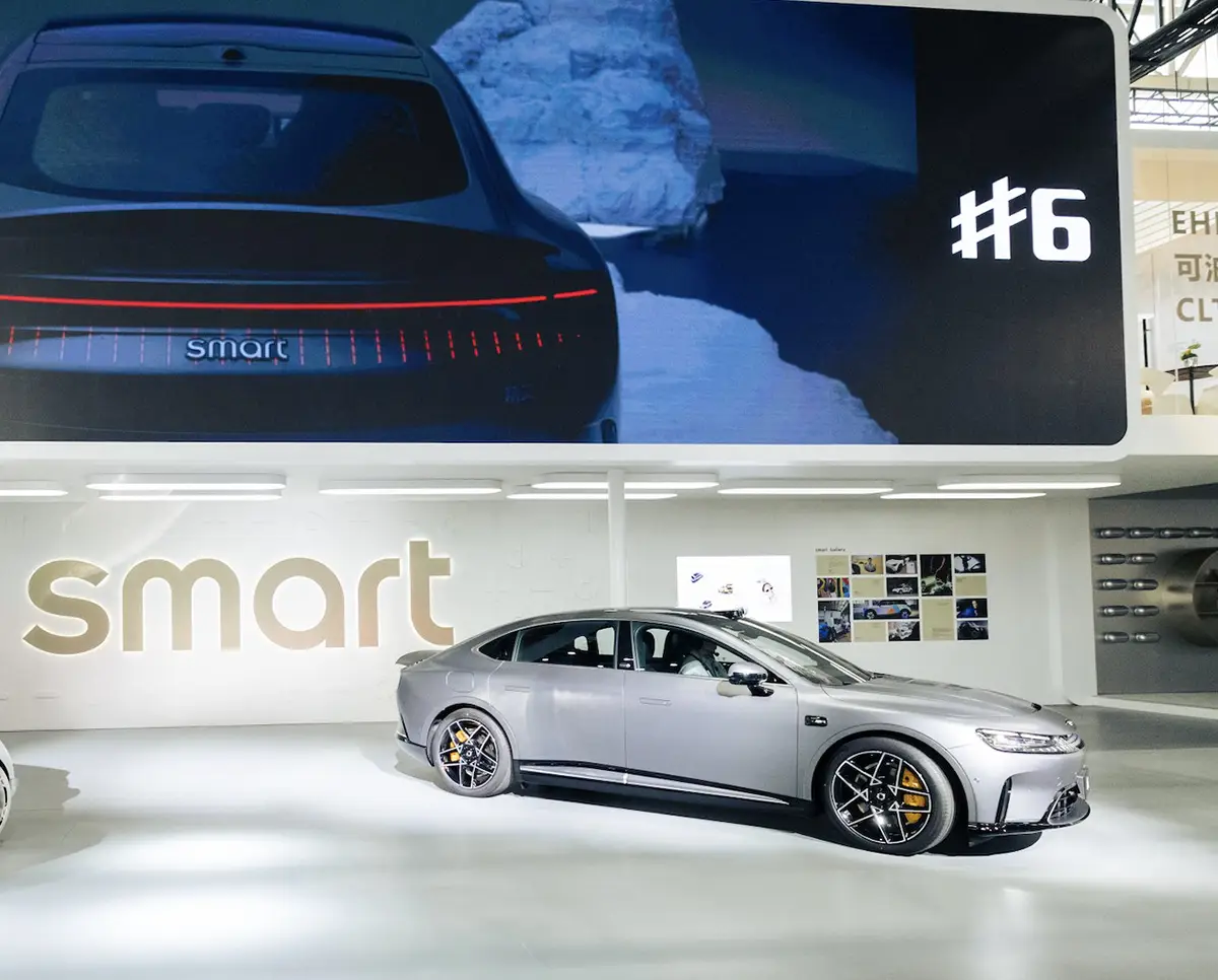 Die neue Smart #6 Limousine bei der Weltpremiere in Peking, die trotz ursprünglicher E-Strategie über einen Benzintank verfügt.