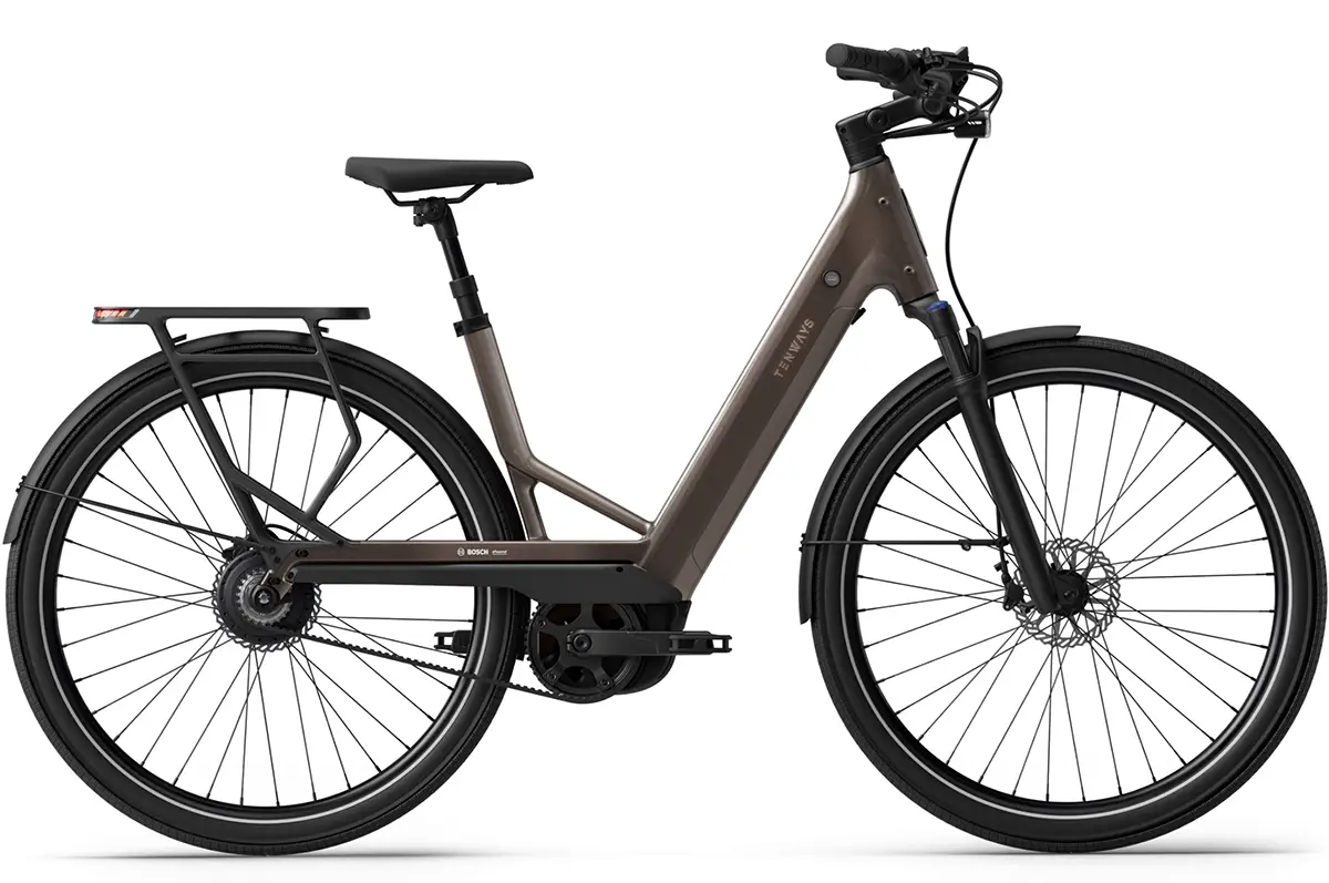 Seitliche Profilansicht des Tenways Ago Performance Tiefeinsteiger E-Bikes in Dunkelgrau mit integriertem Bosch-System und 29-Zoll-Reifen.