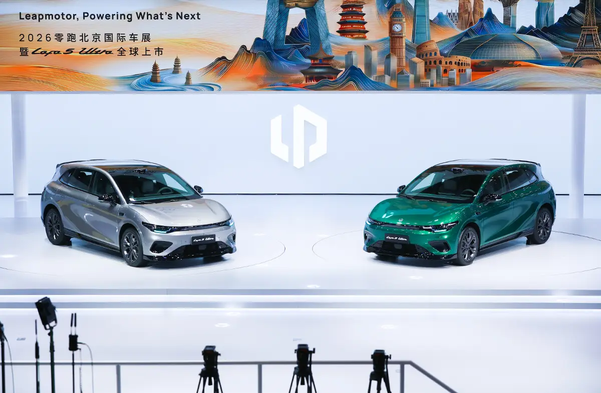 Zwei neue Elektroautos in Silber und Grün auf der großen Präsentationsbühne von Leapmotor während der Automesse in Peking.