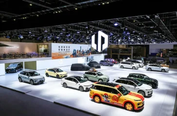 Der große, hell erleuchtete Messestand von Leapmotor auf der Auto China in Peking mit zahlreichen ausgestellten Elektrofahrzeugen unter einem riesigen LP-Markenlogo.